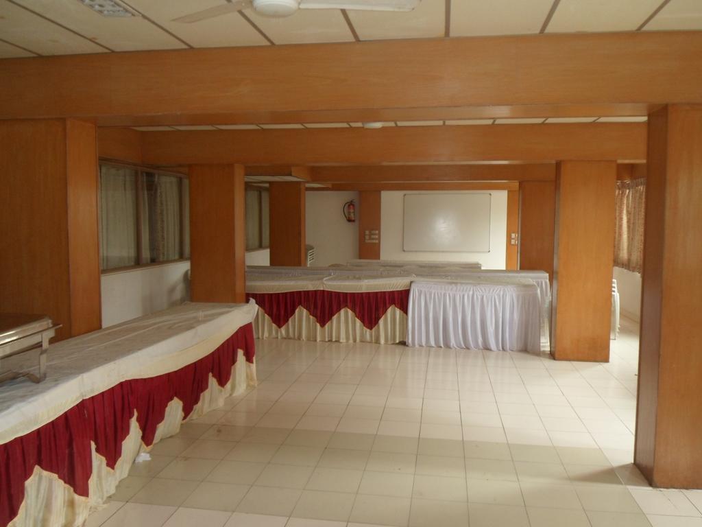 Hotel Rajdeep Inn Ahmedabad Exterior photo